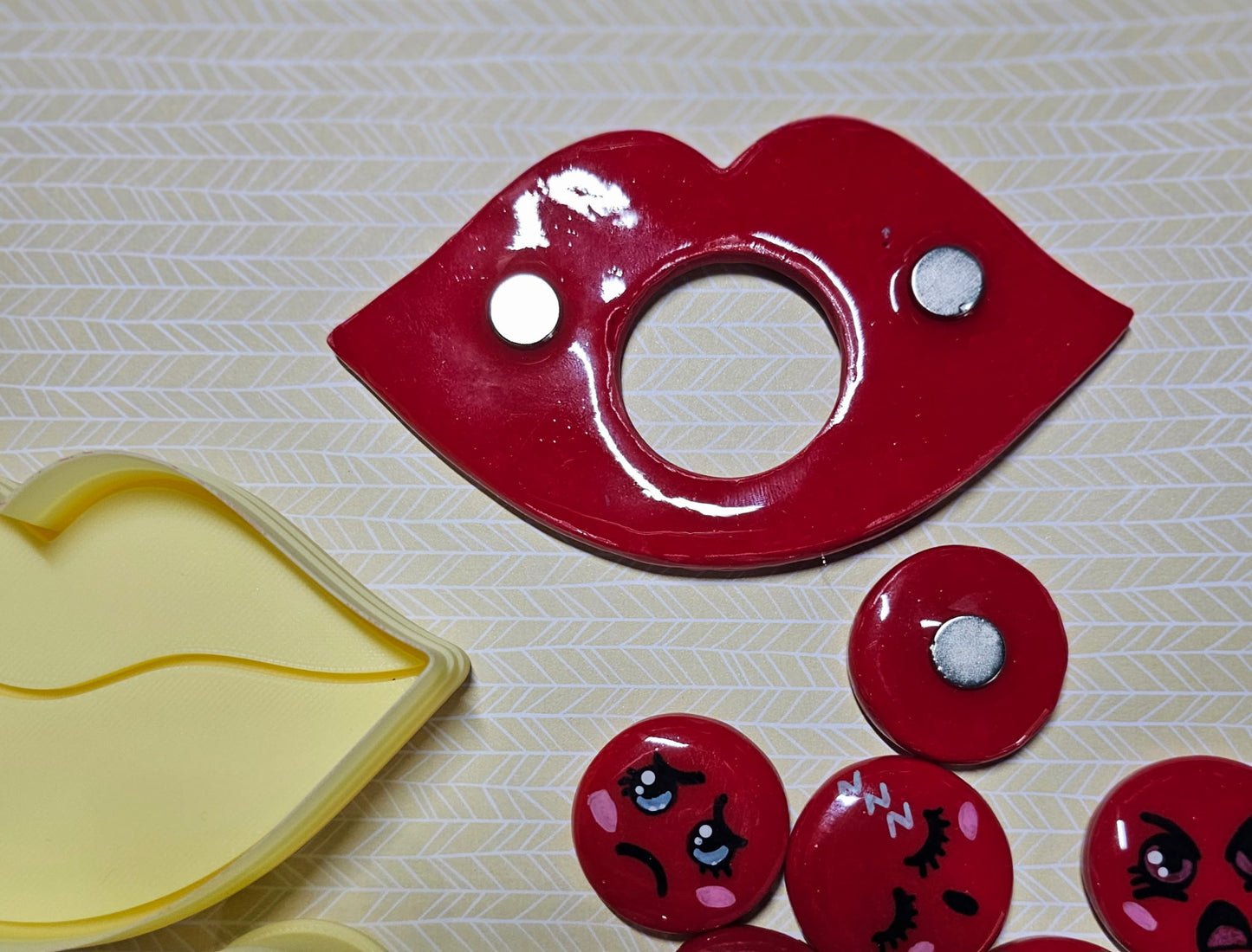 Smooch Mood Magnet Clay Cutter!