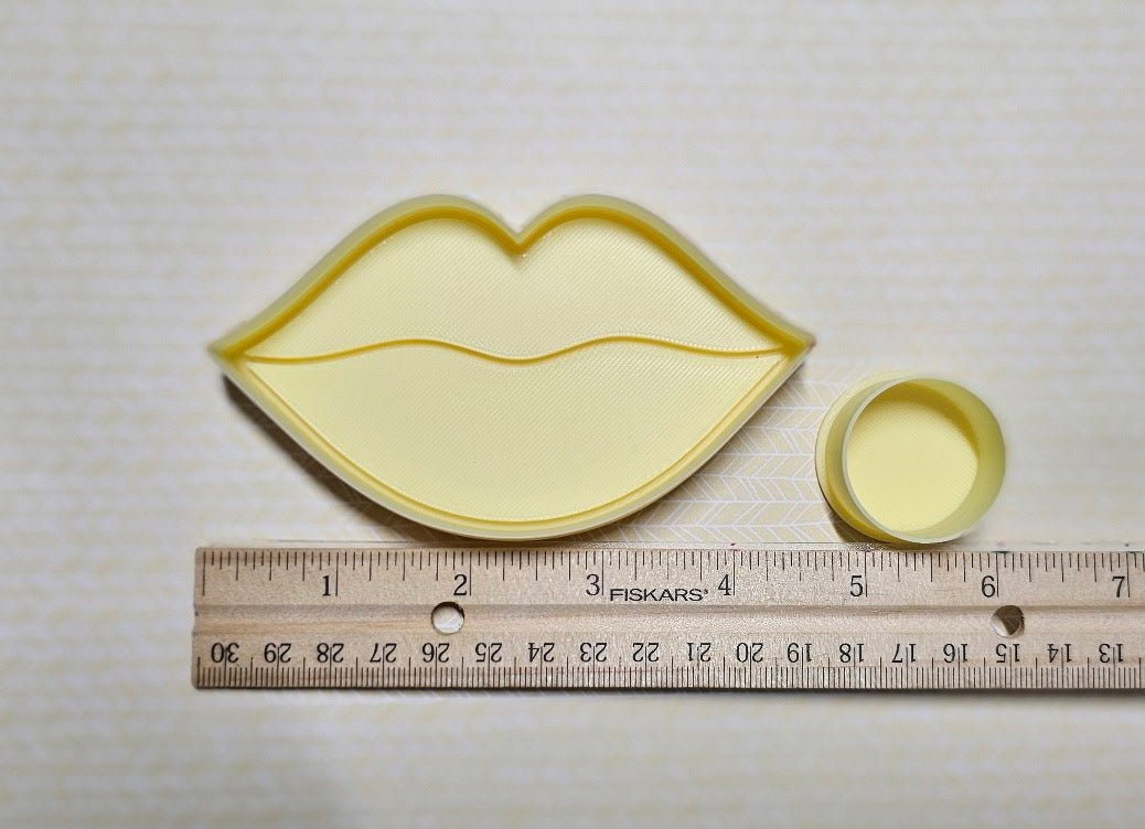 Smooch Mood Magnet Clay Cutter!